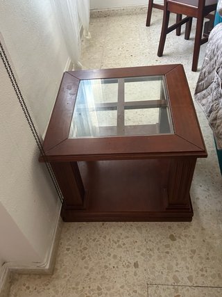 Mesita de madera maciza con tapa de cristal