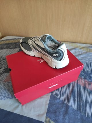 Zapatillas Reebok grises y blancas