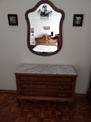 Cómoda de madera con espejo y mármol