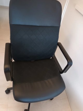 Silla de escritorio Ikea negra + cojin lumbar