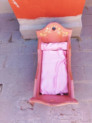 Armario y cuna madera para muñecas, coqueto diseño