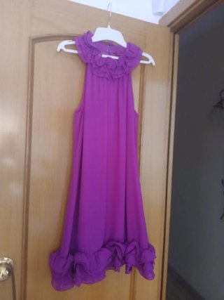 Vestido fucsia con volantes
