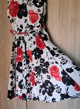 Vestido floral blanco y rojo talla XS