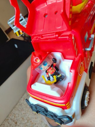 Camión de bomberos rojo y blanco