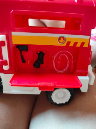 Camión de bomberos rojo y blanco