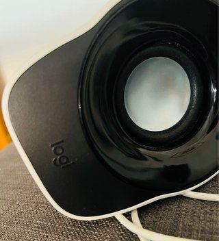 Altavoces Logitech Negros y Blancos