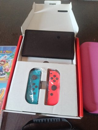 Nintendo Switch OLED con 2 Juegos y 2 fundas