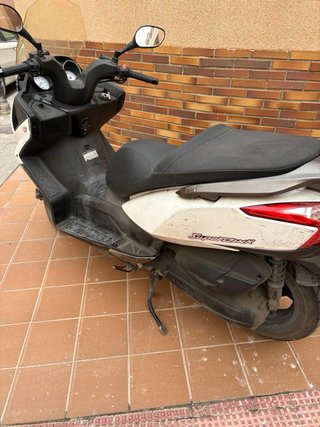 Kymco Super Dink 125i Blanca y Negra