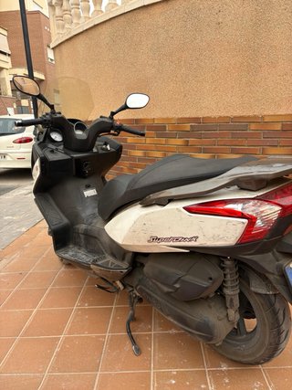 Kymco Super Dink 125i Blanca y Negra