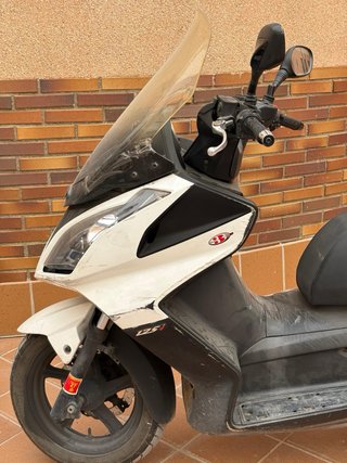 Kymco Super Dink 125i Blanca y Negra