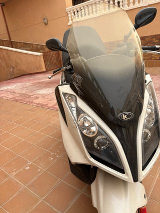 Kymco Super Dink 125i Blanca y Negra