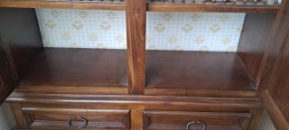 Armario de pino macizo con puertas decoradas