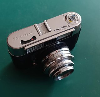 Cámara de fotos Voigtländer con funda