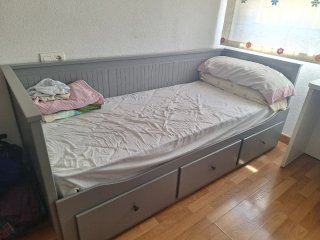 Diván gris Ikea con colchón