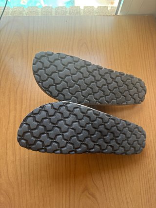 Sandalias de piel beige talla 42.