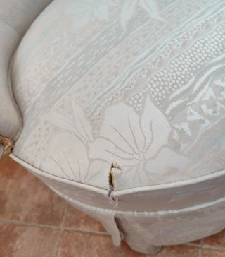 Urge vender Sillón tapizado beige y dorado