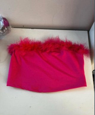 Top rosa con plumas