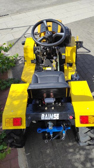 Tractor con desbrozadora