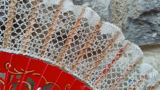 Abanico de bolillos beis y rojo