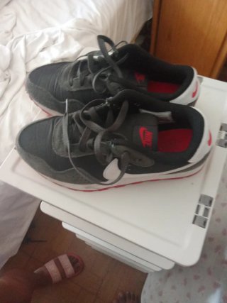 Zapatillas Nike Negras y Rojas