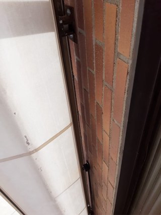 Pérgola metálica exterior marrón