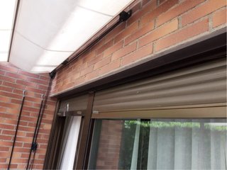 Pérgola metálica exterior marrón
