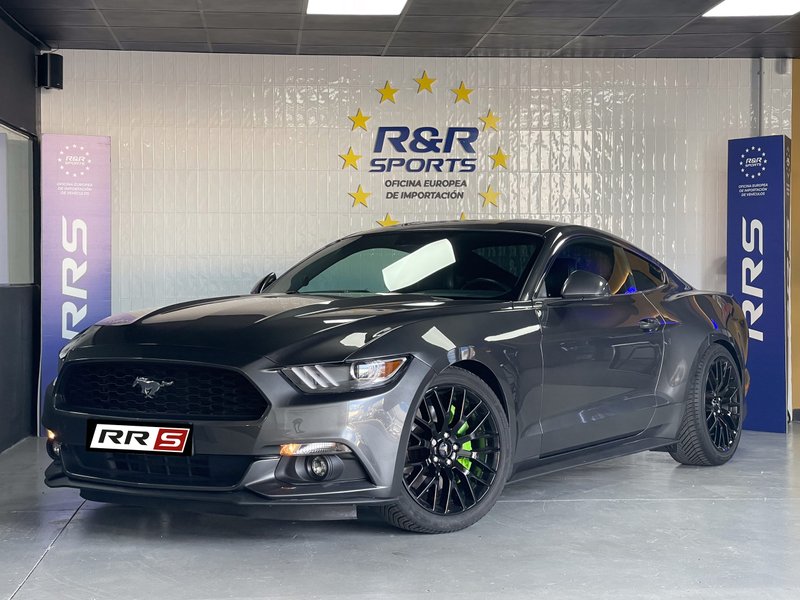 Ford Mustang - foto 1