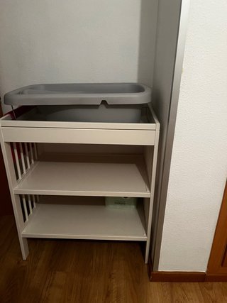 Cambiador de bebé con bañera