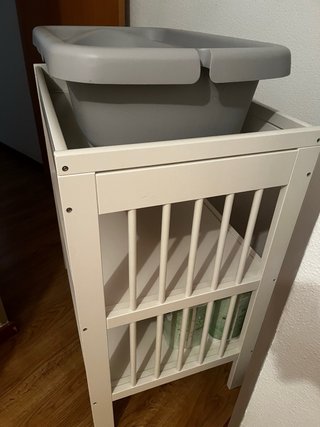 Cambiador de bebé con bañera