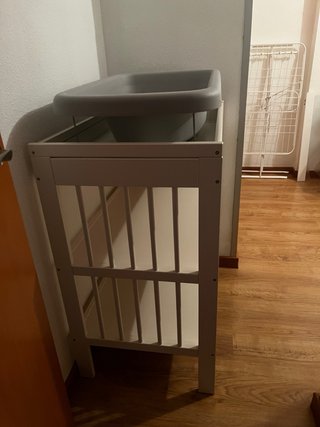 Cambiador de bebé con bañera