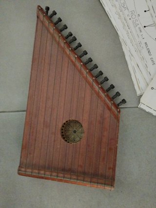 Cítara de madera musical