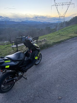 Yamaha Aerox Negra y Amarilla