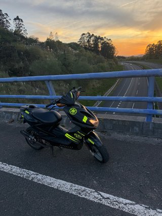 Yamaha Aerox Negra y Amarilla