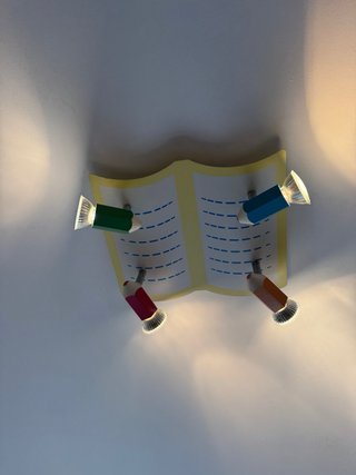 Lámpara infantil libro lápices colores