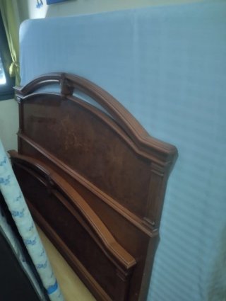Cama madera maciza 150, con 2 mesitas