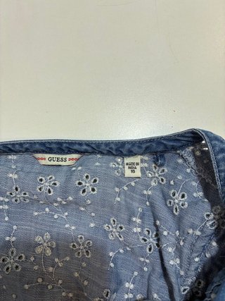 Vestido tejano Guess azul con flores blancas