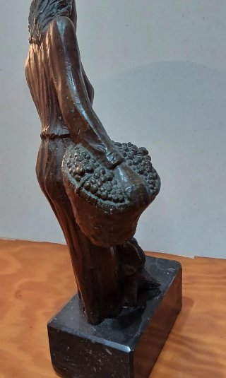 Figura bronce antigua Vendimiadora