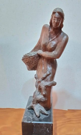 Figura bronce antigua Vendimiadora