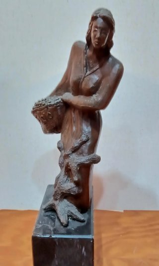 Figura bronce antigua Vendimiadora