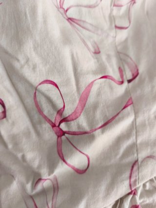 Top strapless blanco con estampado rosa