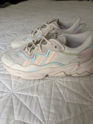 Zapatillas Adidas Ozweego blanca rosa