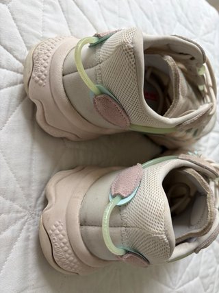 Zapatillas Adidas Ozweego blanca rosa