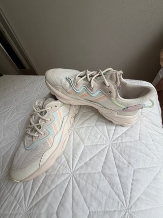 Zapatillas Adidas Ozweego blanca rosa