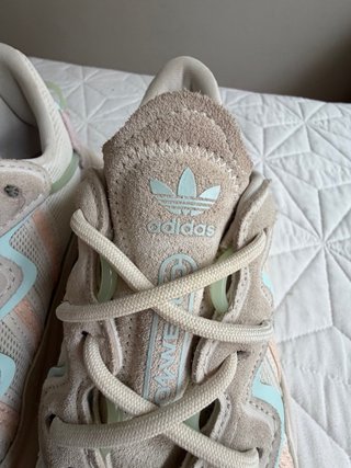 Zapatillas Adidas Ozweego blanca rosa