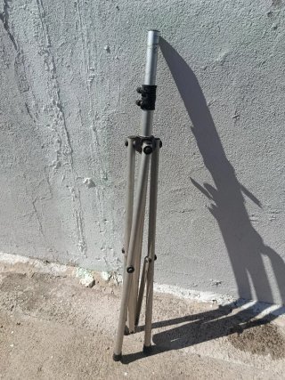 Trípode para altavoz metálico