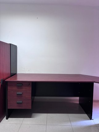 Mesa de oficina modular y armario