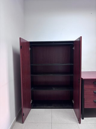 Mesa de oficina modular y armario