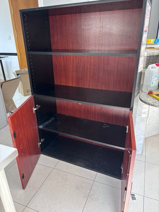 Mesa de oficina modular y armario