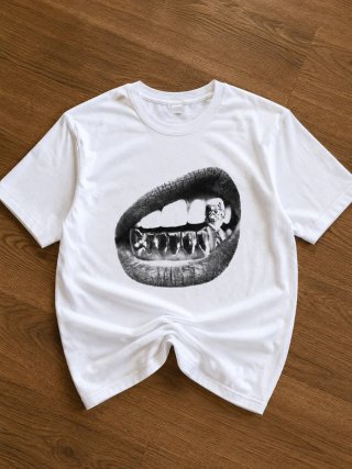 T-shirt com estampa de boca e grillz