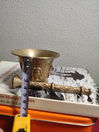 Antiguo mortero de bronce fundido